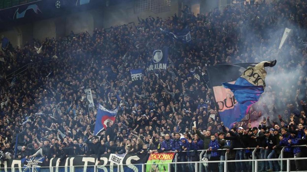 Aficionados en las gradas durante el encuento de fútbol entre el Atalanta BC y el Valencia CV, en Milán