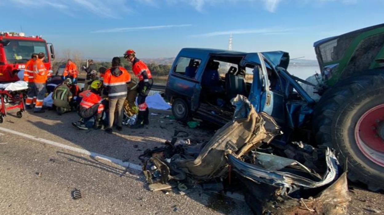 Estado en que quedó la furgoneta tras chocar frontalmente contra un tractor de gran tonelaje