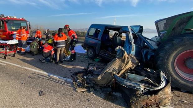 Muere uno de los heridos en el brutal choque entre una furgoneta y un tractor en Caspe