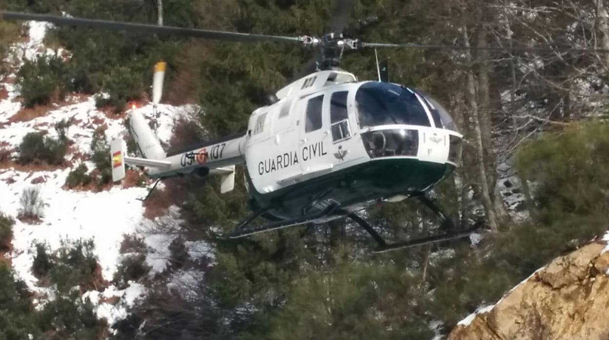 Hasta el lugar donde cayó desplomado el cazador acudió un helicóptero de rescate de montaña de la Guardia Civil, con una médico, pero nada pudieron hacer por su vida