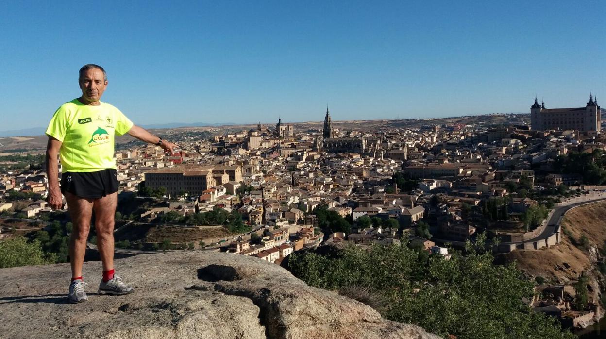 Epifanio Gutiérrez, desde la piedra del Rey Moro, con el casco histórico de Toledo al fondo