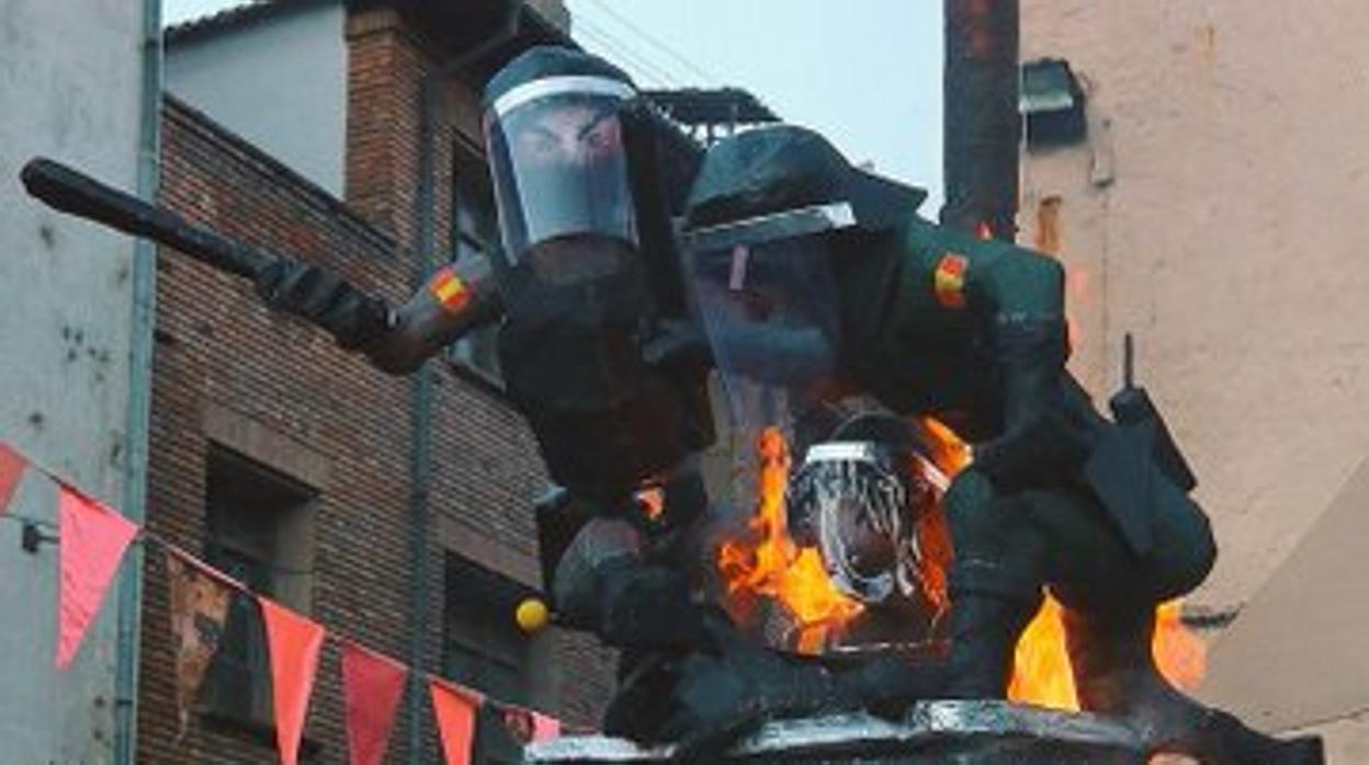 Imagen de las figuras de los policías quemados en Ribes