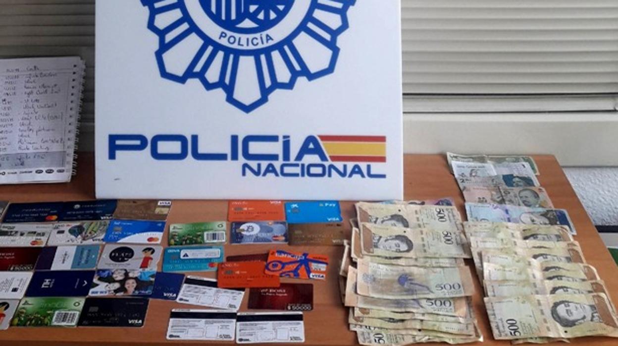 Imagen del dinero y las tarjetas bancarias incautadas