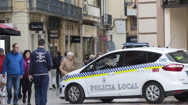 Un Policía operado de urgencia después de recibir una patada en los testículos