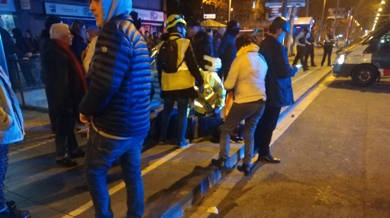 Momento de la atención a los heridos del atropello