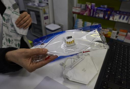 Mascarillas de filtro que venden en una farmacia de Madrid