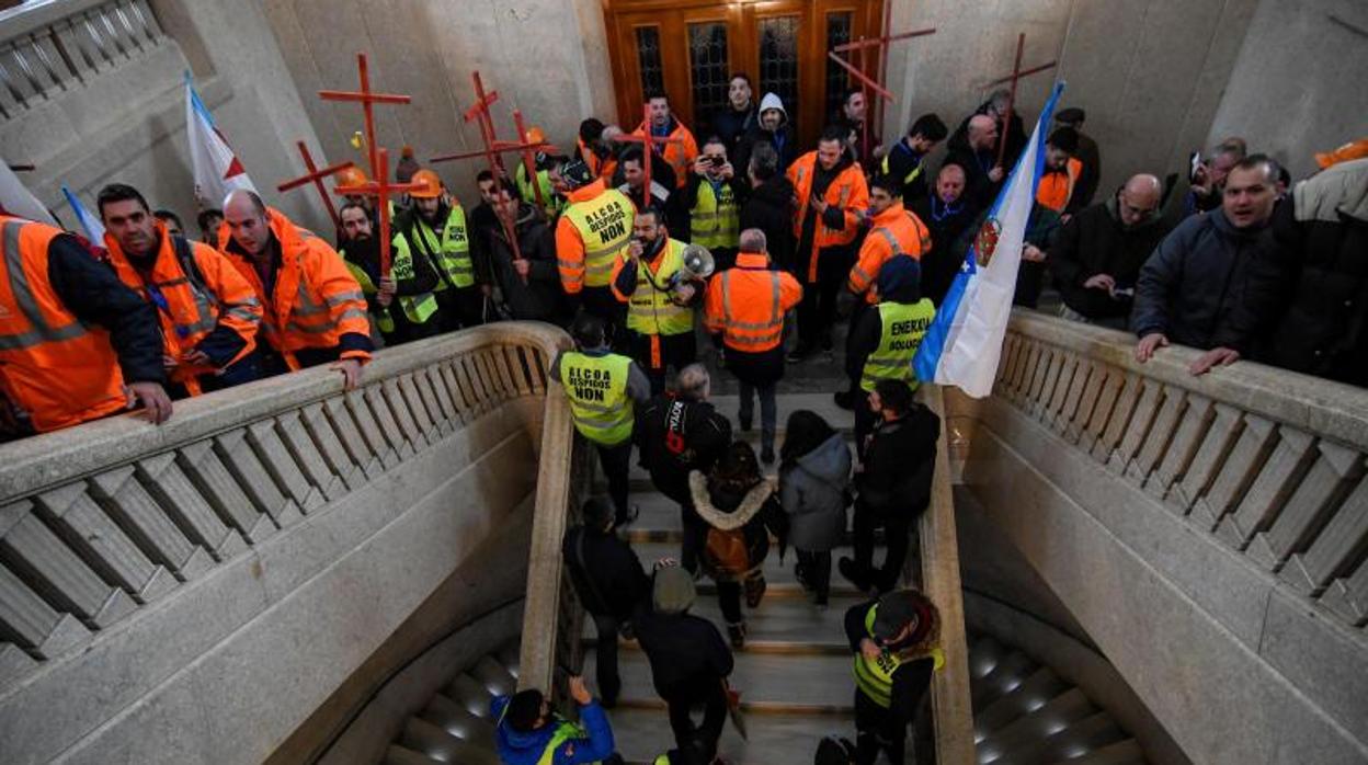 Trabajadores en el interior de la Diputación de Lugo