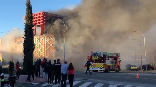 Arde un restaurante en Illescas y las llamas se extienden a cuatro naves colindantes