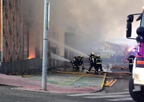 Los bomberos atacan el fuego