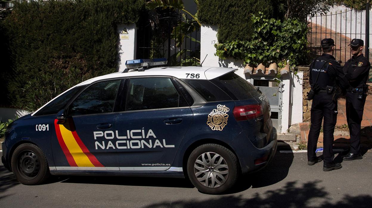 Dos agentes de la Policía Nacional custodian una vivienda en Marbella