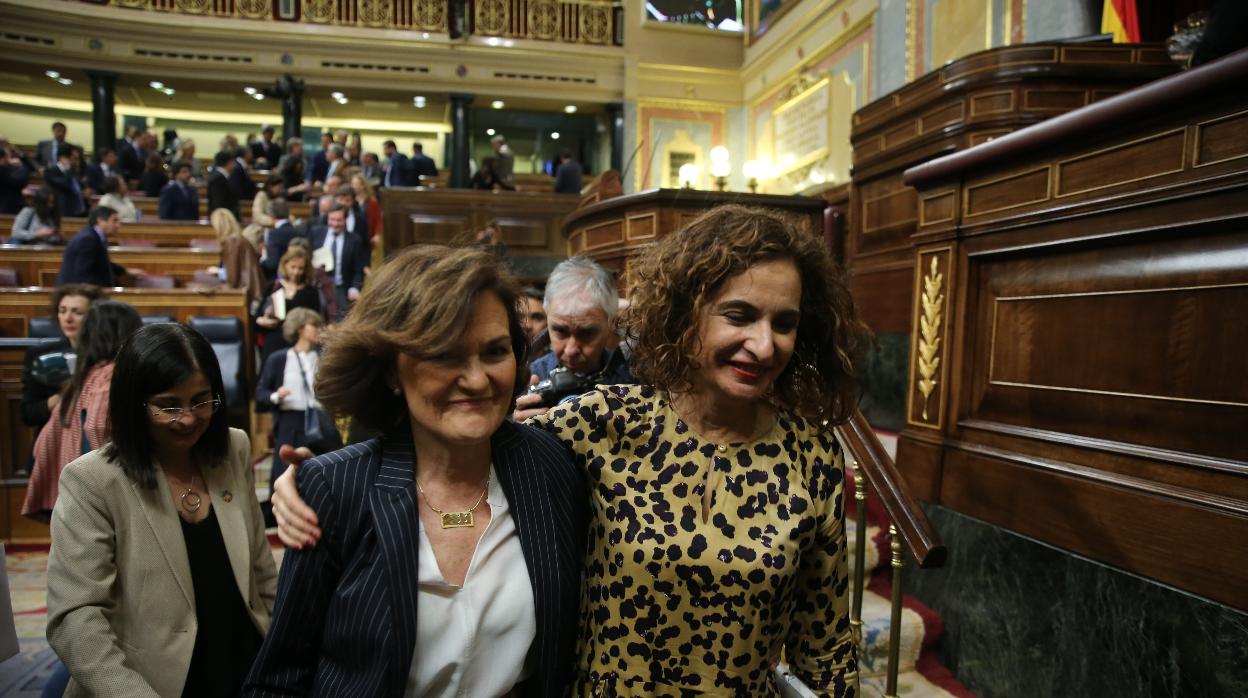 La vicepresidenta, junto a la ministra de Hacienda y Portavoz, María Jesús Montero