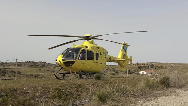 Un helicóptero de Sacyl, obligado a aterrizar en terreno de cultivo al suprimirse el helipuerto de Fermoselle