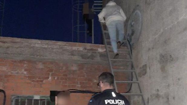 La Policía Local rescata a 11 menores a una altura de 8 metros en un edificio clausurado