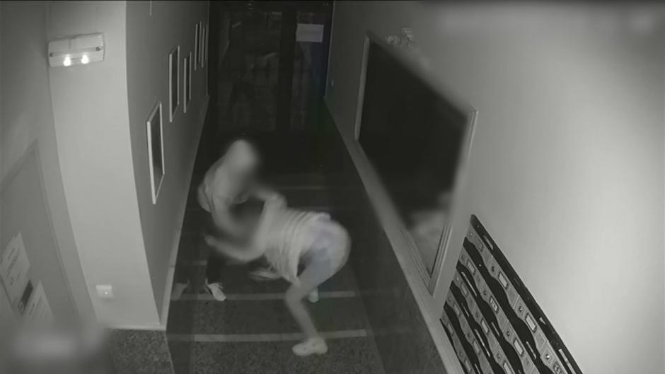 Vídeo: un hombre asalta brutalmente a una mujer en un portal y le roba tras intentar estrangularla