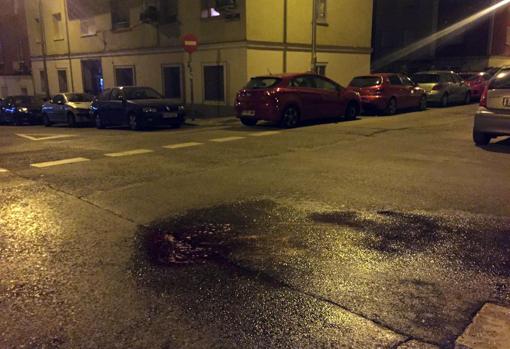 Charco de sangre tras el disparo que recibió una mujer, en Ciudad Lineal