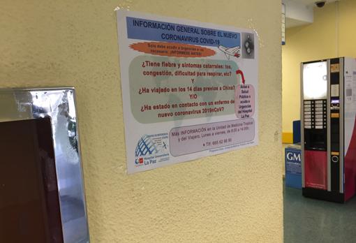 Un cartel, en la entrada del Hospital Carlos III, sobre el coronavirus