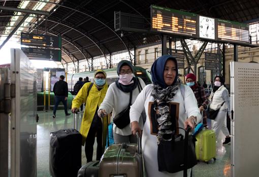 Imagen de un grupo de turistas asiáticos protegidos con mascarillas a la estación del Norte de Valencia