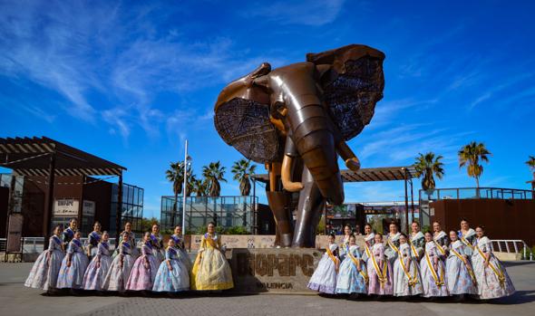 Las falleras mayores de Valencia celebran el cumpleaños de Bioparc