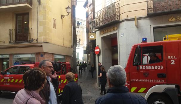 En la UVI tras ser rescatado por los bomberos en la habitación de un hostal del Casco donde se alojaba