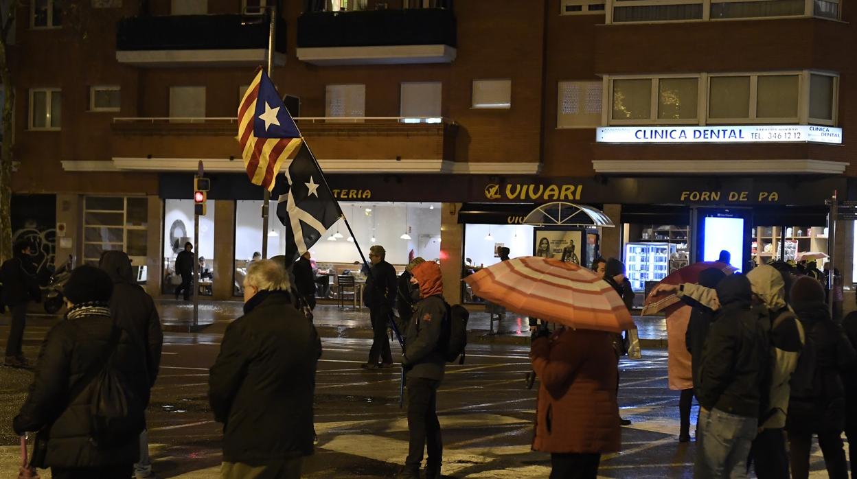 Activistas independentistas en el corte de la Meridana