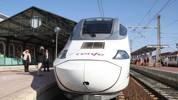 Renfe sustituye el tren de la línea Galicia-País Vasco tras la detección de amianto