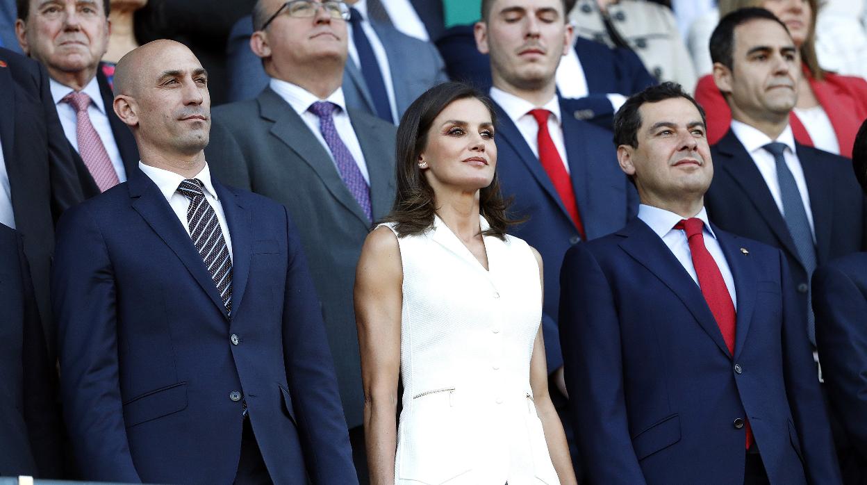 Doña Letizia, en la final de la Copa de la Reina de fútbol disputada en mayo de 2019 en el estadio Nuevo Los Cármenes de Granada.