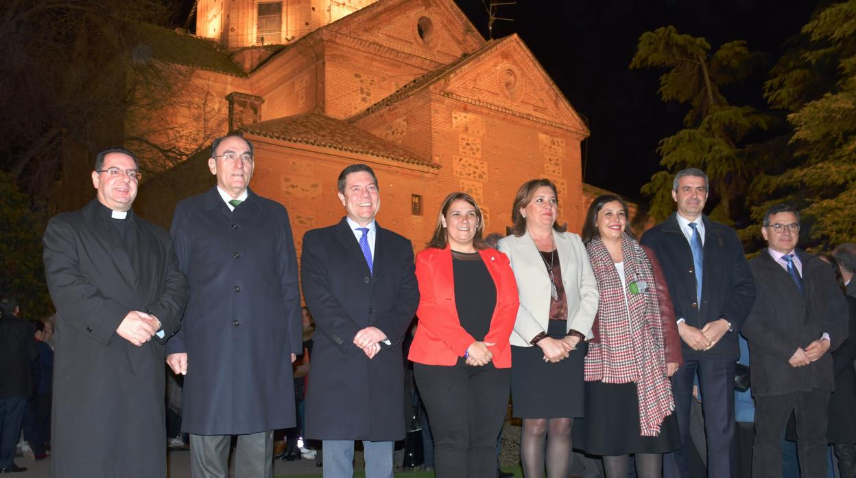 García-page y Élez posan, junto a otras autoridades, junto a la basilica de Nuestra Señora del Prado
