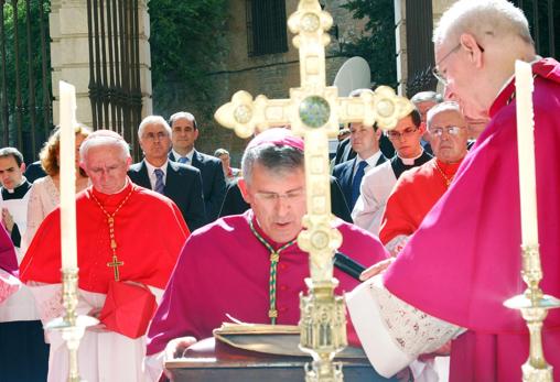 Don Braulio en la catedral; detrás, Cañizares, Barreda y García-Page (2009)