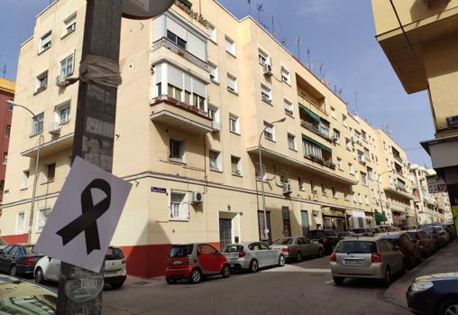 Uno de los crespones negros pegado en una señal de la calle del crimen