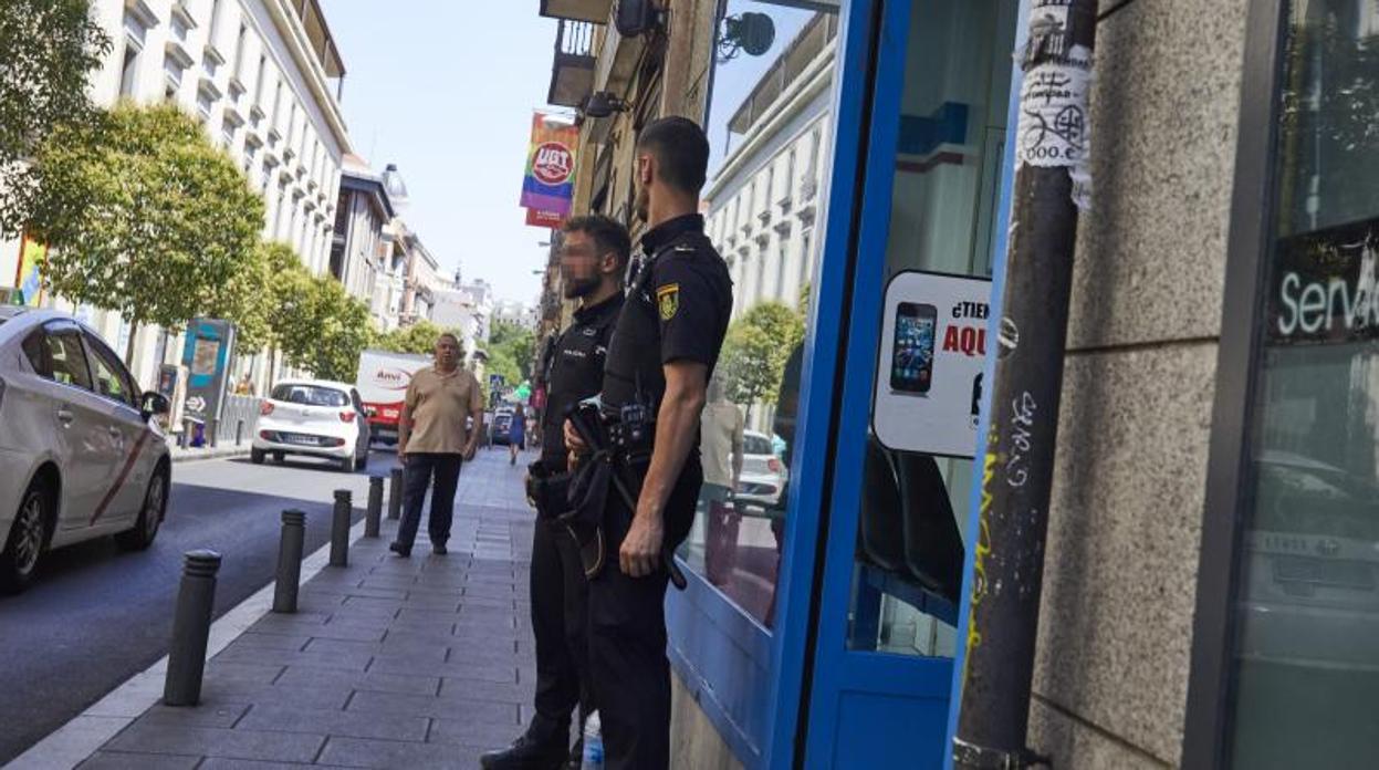 Dos agentes de la Policía Nacional en las inmediaciones de la iglesia de San Antón