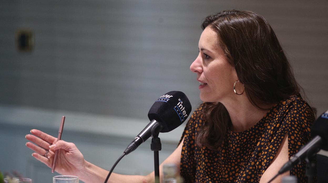 La consejera de Presidencia, María Eugenia Carballedo, durante el desayuno informativo de Radio Inter