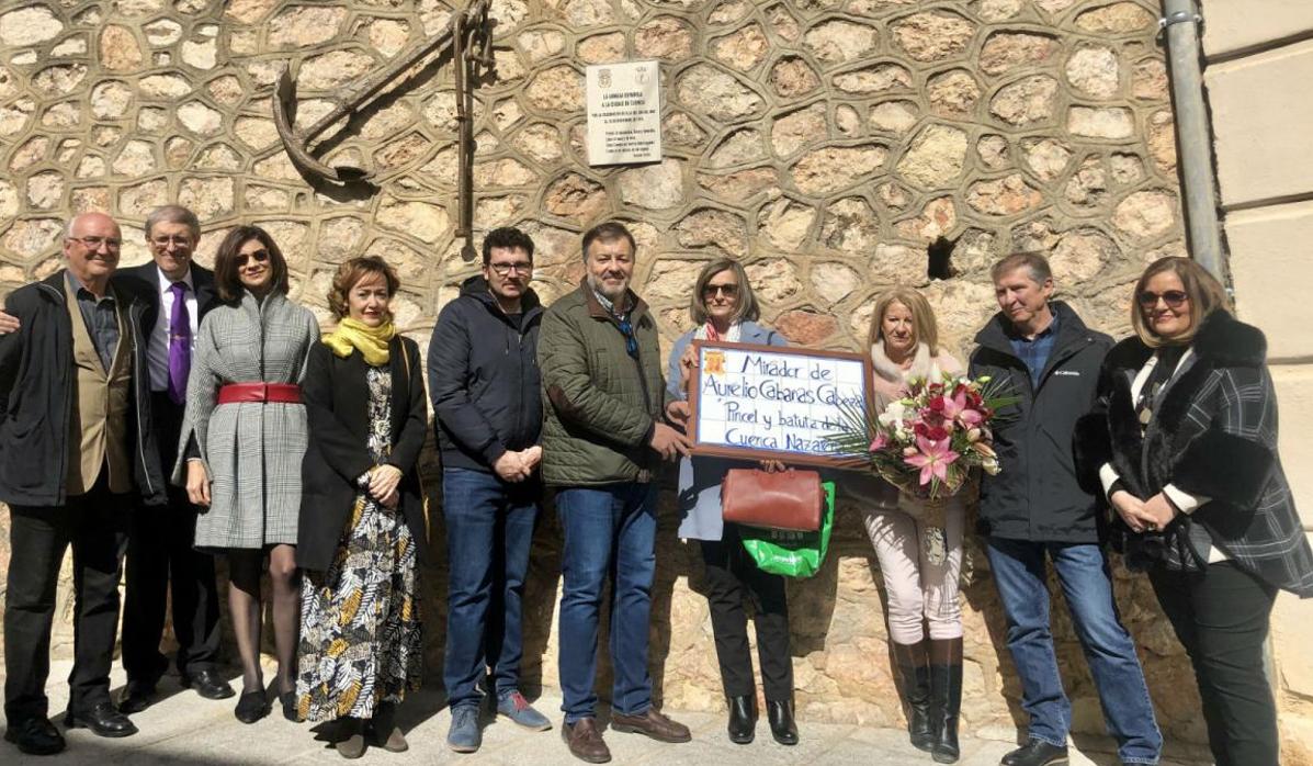 La placa, con la inscripción «Pincel y batuta de la Cuenca Nazarena», está colocada entre las calles Alonso de Ojeda y Travesía General Santa Coloma