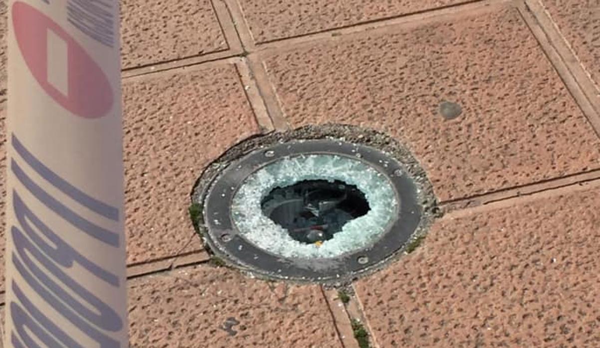 Uno de los focos reventado en la plaza Virgen de los Remedios