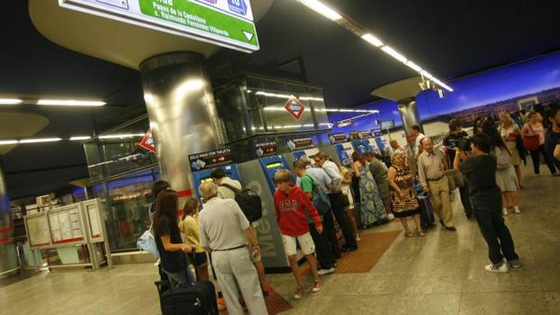 Metro extiende la instalación de máquinas exprés para sacar billetes sencillos