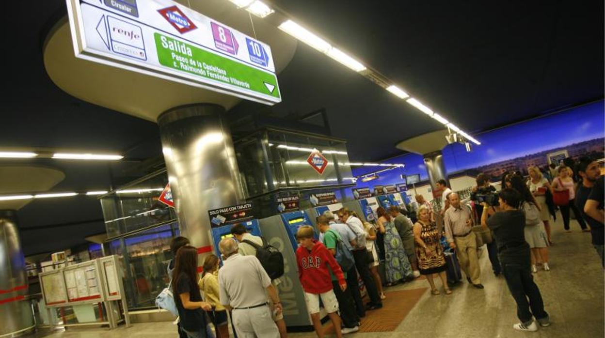 Colas en las máquinas de la estación de Metro de Nuevos Ministerios para sacar billetes