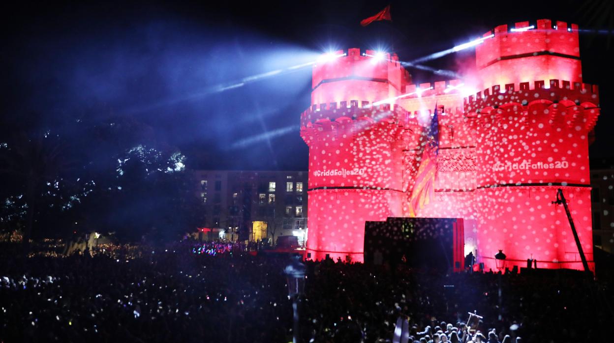 Imagen de las Torres de Serranos de Valencia en la Crida de las Fallas 2020