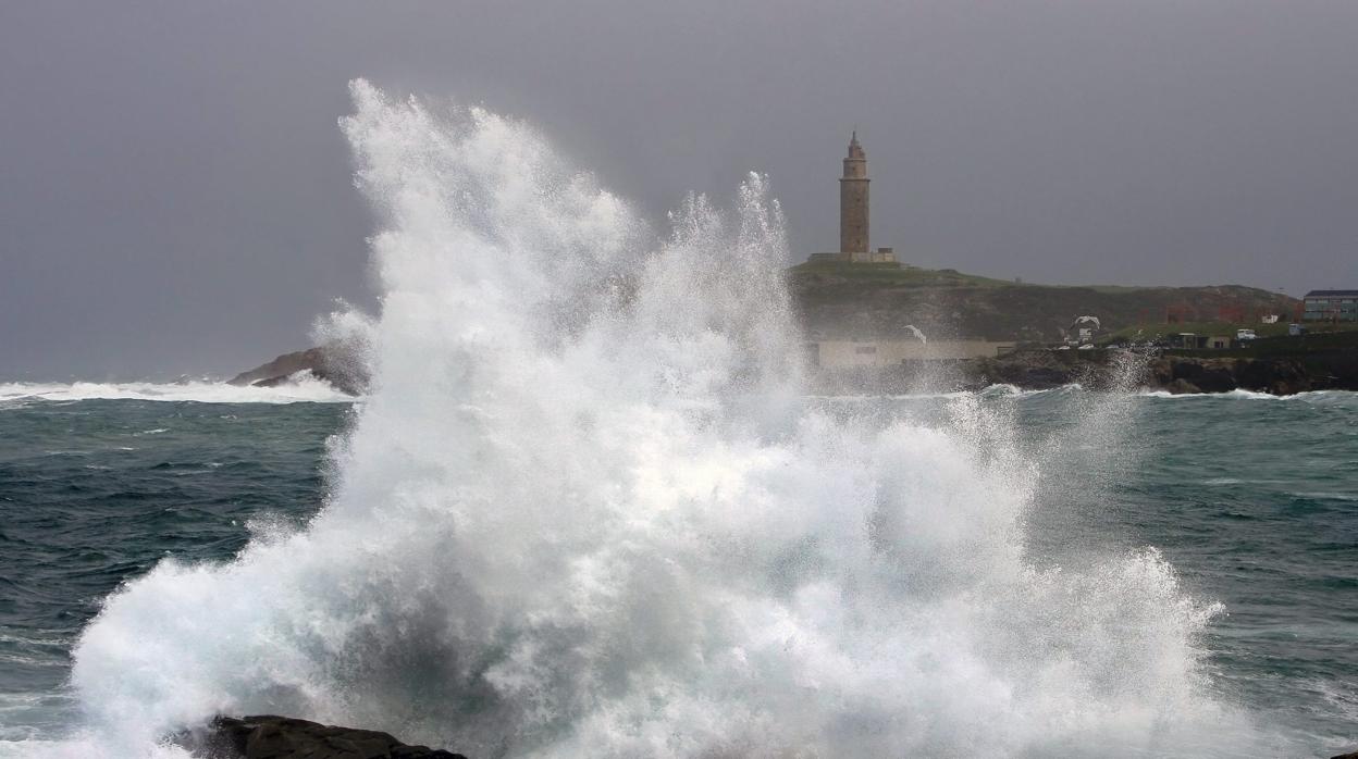 Una ola rompe en la costa de La Coruña