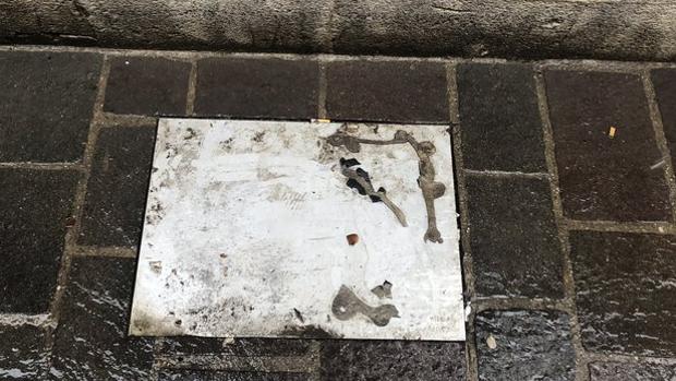 Aparece dada la vuelta una placa en memoria a una víctima de ETA instalada en Vitoria