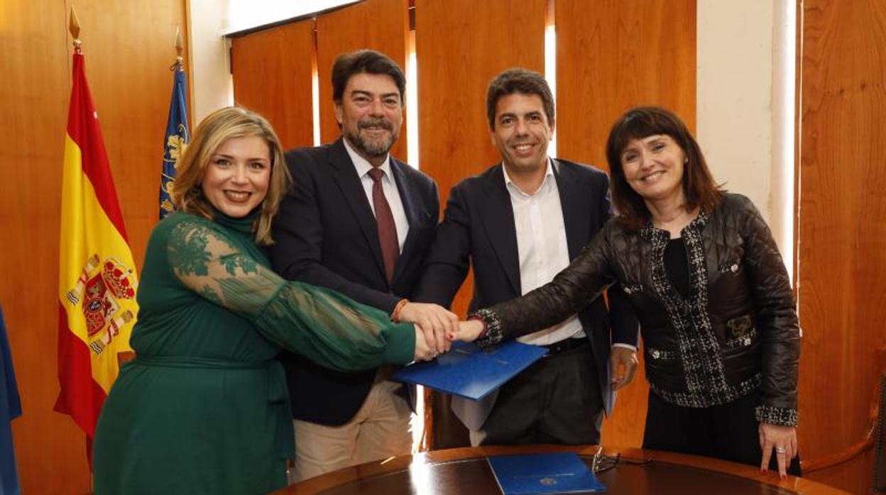 Mari Carmen Sánchez y Luis Barcala, con Carlos Mazón y Julia Parra, presidente y vicepresidenta de la Diputación, en la firma de un convenio