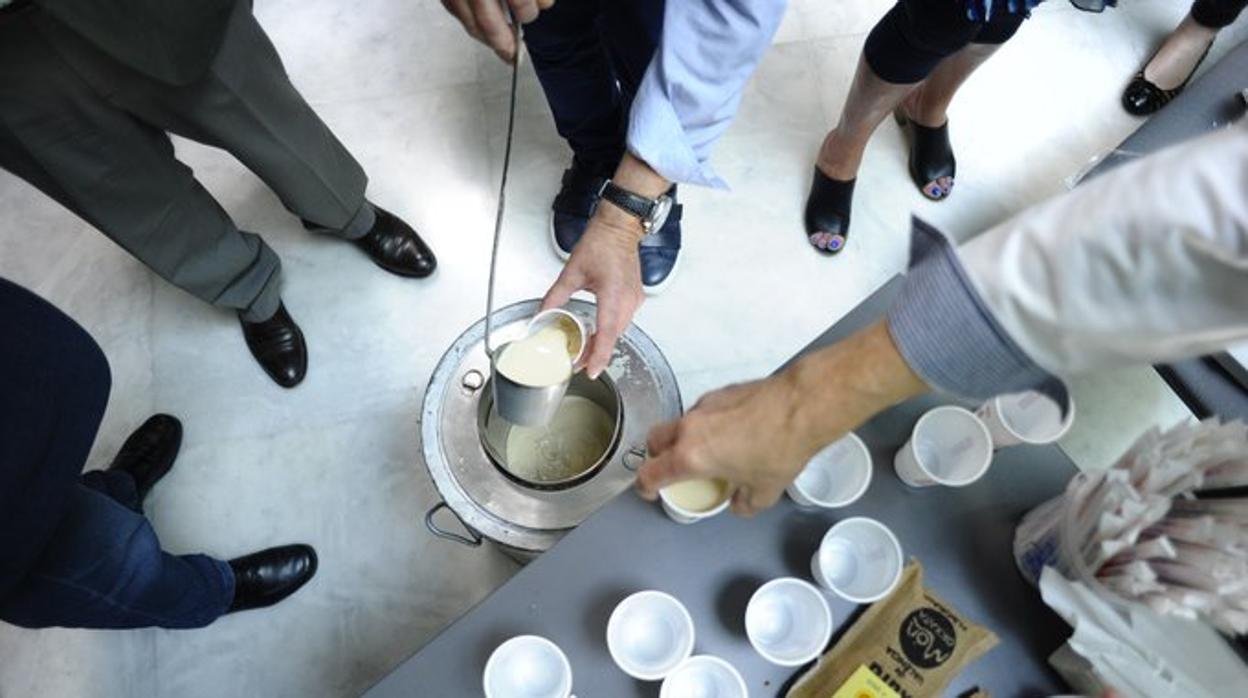 Imagen de un recipiente con horchata de chufa, una bebida típica de Valencia