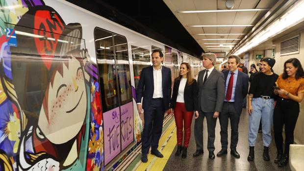 Artistas urbanas decoran un tren de Metro y la estación de Sainz de Baranda por el 8-M