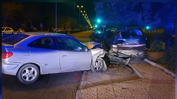 Se empotra contra un vehículo que estaba aparcado en la avenida de Barber