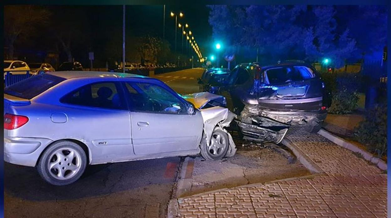 Se empotra contra un vehículo que estaba aparcado en la avenida de Barber