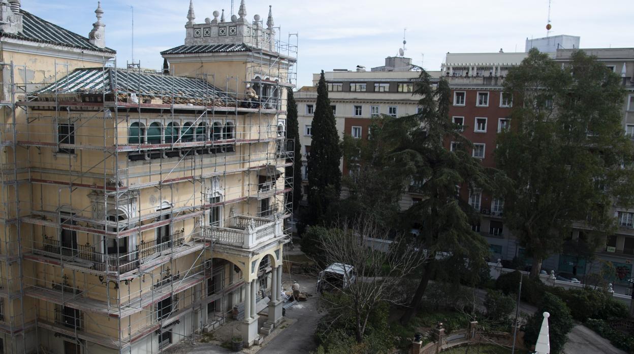 Los andamios cubren desde hace unos días la fachada del Palacio de la Trinidad