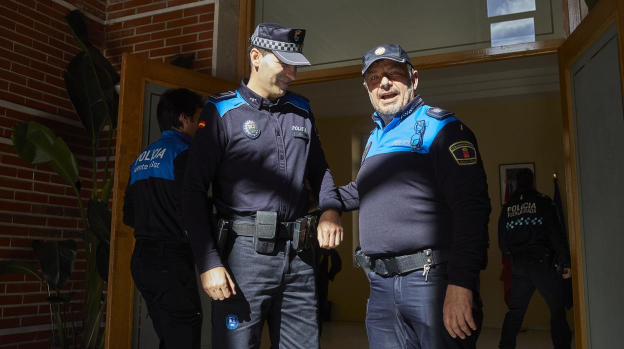 Tomás (izqda.) y David, agentes tutores de la Policía Local de Coslada y Alcobendas