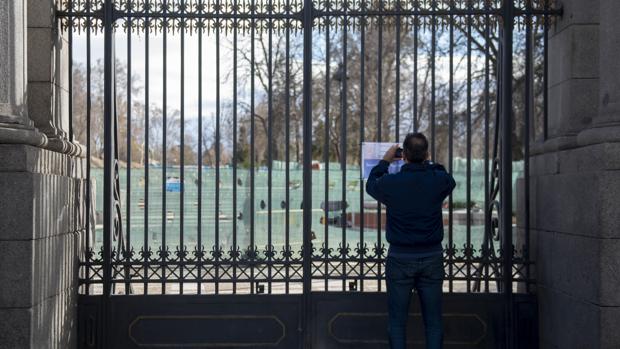 El Retiro y otros ocho parques históricos de Madrid reabren este martes con zonas balizadas