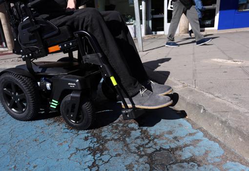 Reclaman la rebaja de bordillos en los aparcamientos para personas con movilidad reducida
