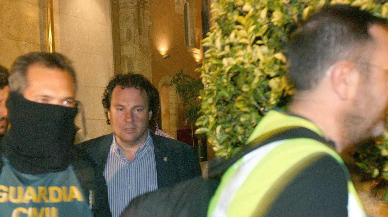 El entonces alcalde de Torrembarra, Daniel Masagué, sale detenido del Ayuntamiento en 2014