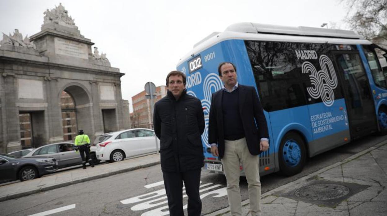 El alcalde José Luis Martínez-Almeida y el delegado de Medio Ambiente junto al autobús cero cero