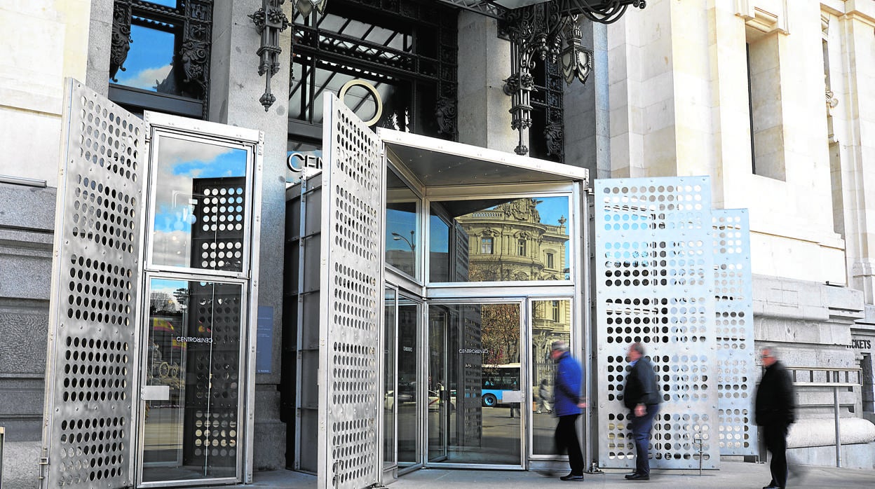 Acceso al Ayuntamiento por la puerta giratoria de Cibeles